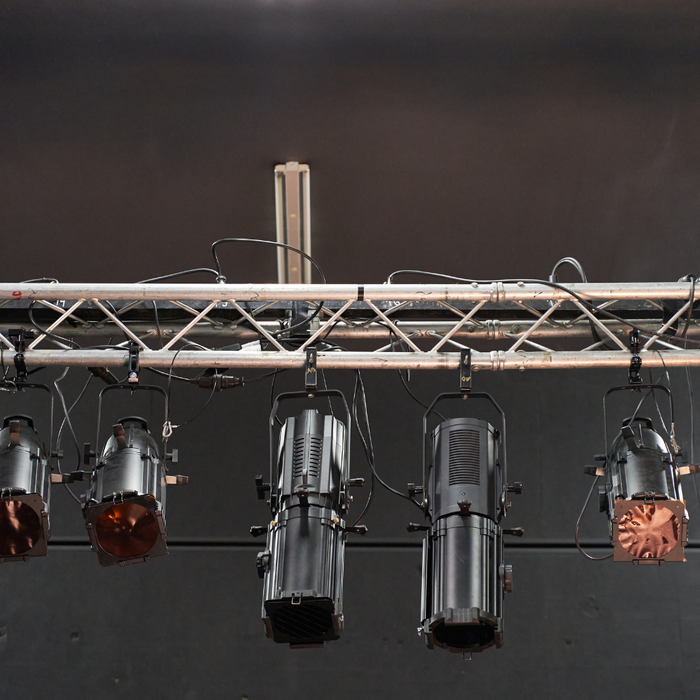 Modularer Truss-Ständer im Full-Perimeter-Stil, 6 m breit x 10 m tief | 2,5 m hoch | Mit Querträgern